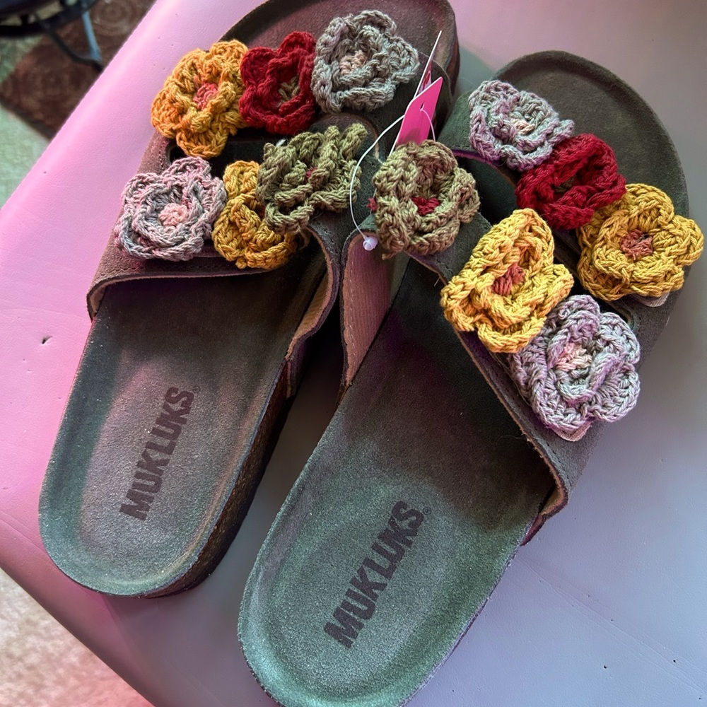 MUKLUKS FLORAL SLIDES SIZE 10w NWT $40